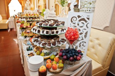 Düğün tabloyla muhteşem görünümlü çeşitli içecekler, lezzetli