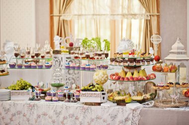 Düğün tabloyla muhteşem görünümlü çeşitli içecekler, lezzetli