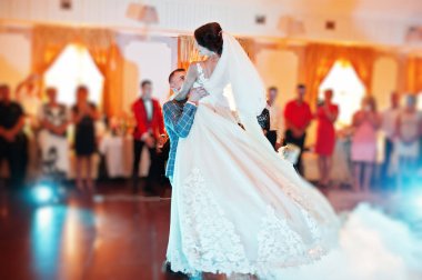 Güzel düğün çifti ilk dansları bir restaura dans