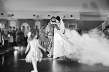 Güzel düğün çifti ilk dansları bir restaura dans