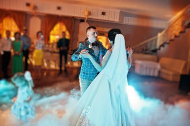 Güzel düğün çifti ilk dansları bir restaura dans