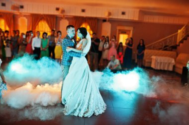 Güzel düğün çifti ilk dansları bir restaura dans