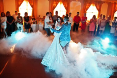 Güzel düğün çifti ilk dansları bir restaura dans