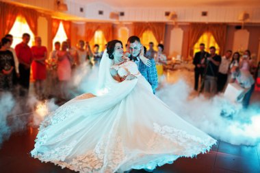 Güzel düğün çifti ilk dansları bir restaura dans