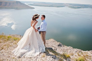 Harika Düğün çifti kayalık uçurum kenarında duran