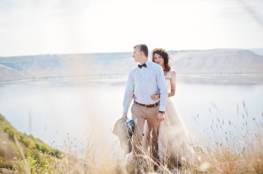 Harika Düğün çifti kayalık uçurum kenarında duran