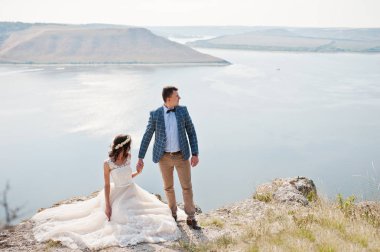 Muhteşem gelin kocası nex standları iken taşa oturmuş