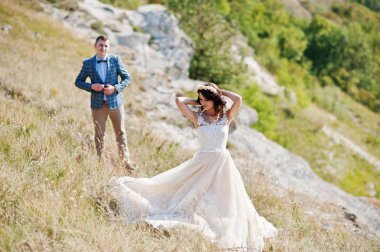 İki güzel düğün yürüyor ve birbirlerinin iştigal zevk