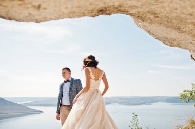 Breathtakin olan mağara yanındaki poz muhteşem Düğün çifti