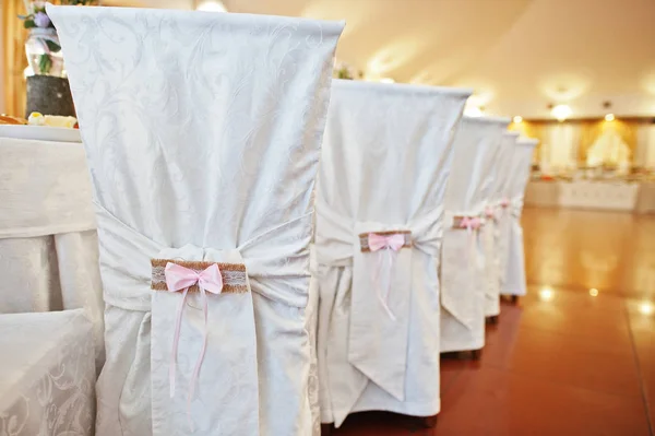 Sillas de restaurante bellamente decoradas para la celebración de la boda . — Foto de Stock