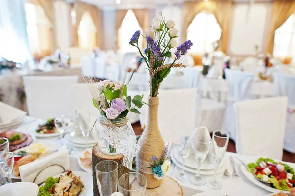 Fantásticas composiciones florales colocadas sobre una mesa de bodas . — Foto de Stock