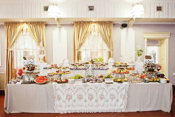 Hermosa mesa de boda con varias bebidas, deliciosa — Foto de Stock
