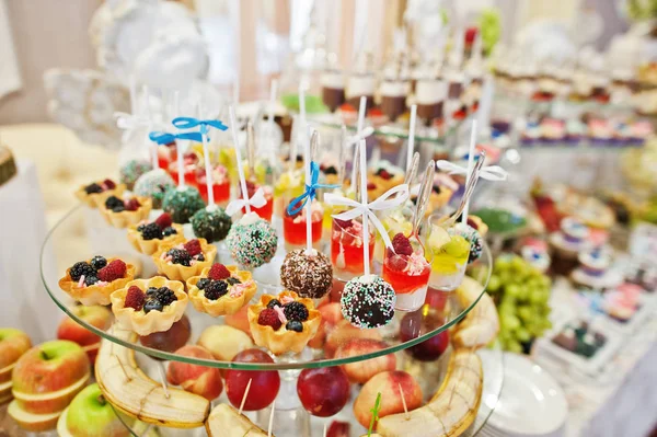 Hermosa mesa de boda con varias bebidas, deliciosa —  Fotos de Stock