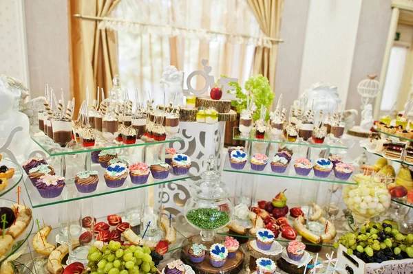 Linda mesa de casamento com várias bebidas, delicioso — Fotografia de Stock