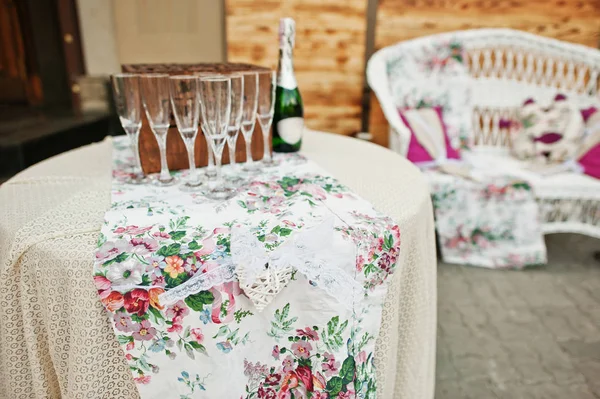 Belle bicchieri di champagne matrimonio e una bottiglia su un decorato — Foto Stock