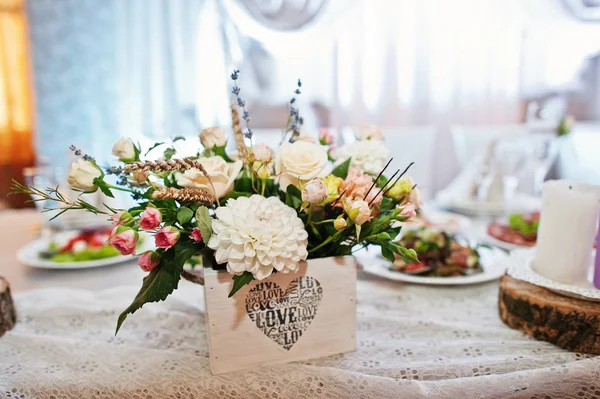 Bir düğün masaya döşeme fantastik çiçek kompozisyonlar. — Stok fotoğraf