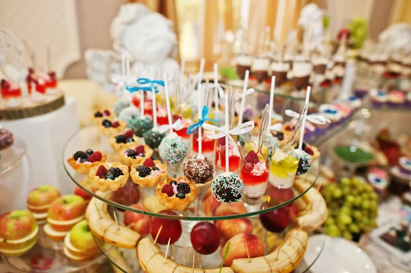 Hermosa mesa de boda con varias bebidas, deliciosa —  Fotos de Stock