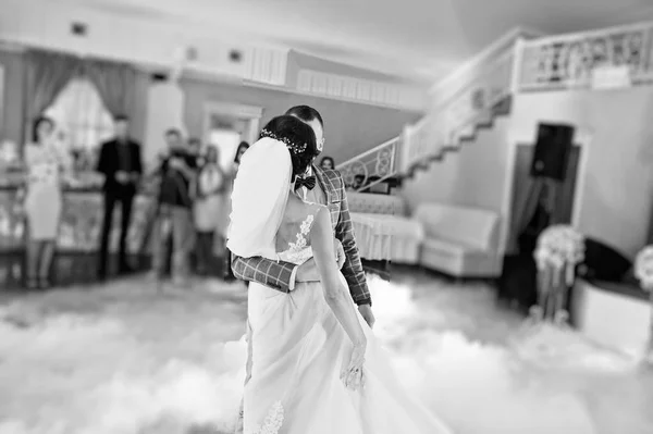 Beau couple de mariage dansant leur première danse dans un restaurant — Photo