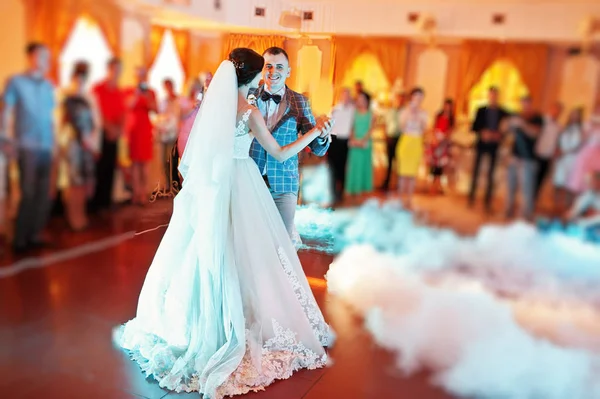 Schönes Hochzeitspaar tanzt seinen ersten Tanz in einem Restaurant — Stockfoto