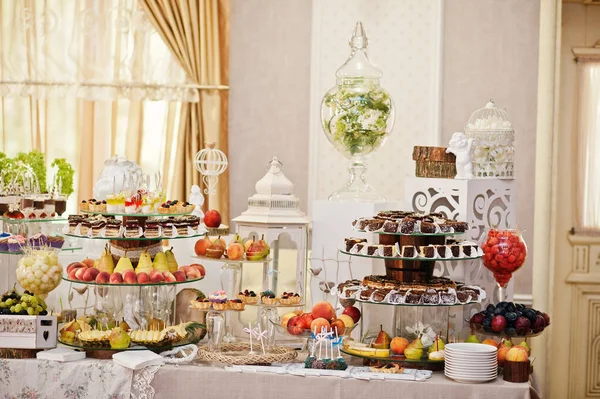 Nagyszerű megjelenésű esküvői asztalra különböző italokkal, finom — Stock Fotó