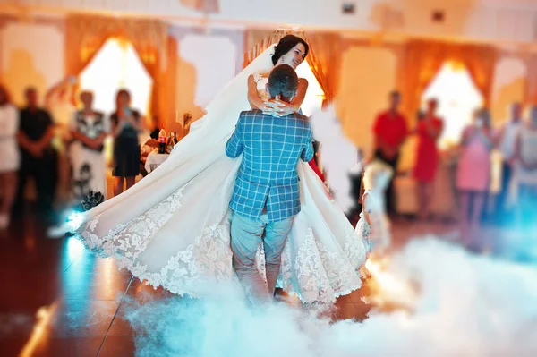 Beau couple de mariage dansant leur première danse dans un restaurant — Photo