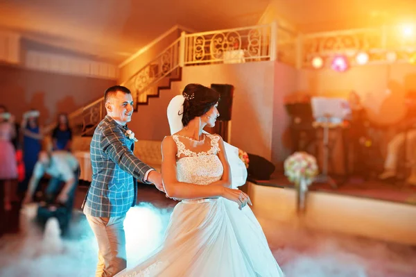 Beautiful wedding couple dancing their first dance in a restaura — Stock Photo, Image