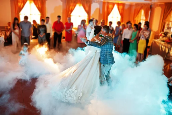 Mooie bruidspaar hun eerste dans dansen in een restauran — Stockfoto