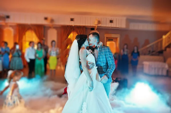 Beautiful wedding couple dancing their first dance in a restaura — Stock Photo, Image