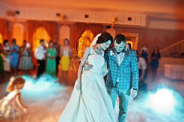 Mooie bruidspaar hun eerste dans dansen in een restauran — Stockfoto