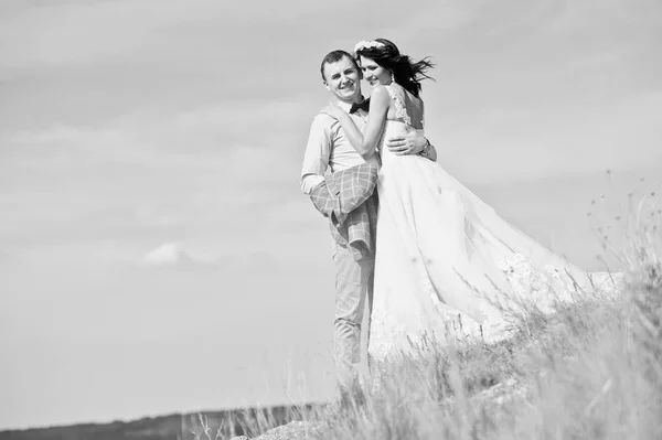 Schönes Hochzeitspaar zu Fuß und genießen einander 's Compa — Stockfoto