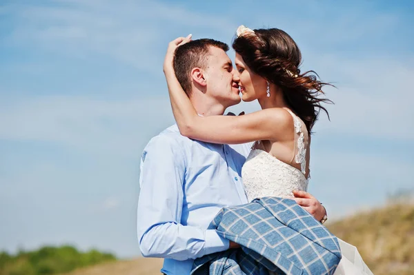 Beautiful wedding couple walking and enjoying each other's compa — Stock Photo, Image