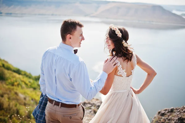 Harika Düğün çifti kayalık uçurum kenarında duran — Stok fotoğraf