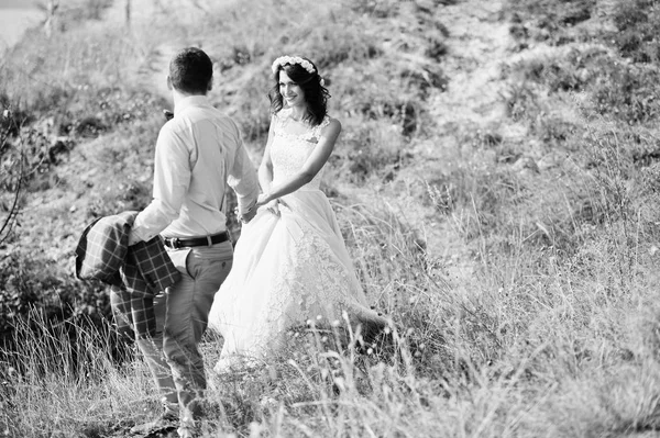 İki güzel düğün yürüyor ve birbirlerinin iştigal zevk