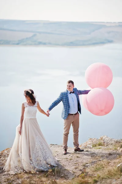 Linda noiva e noivo ter grande momento de pé sobre o preci — Fotografia de Stock