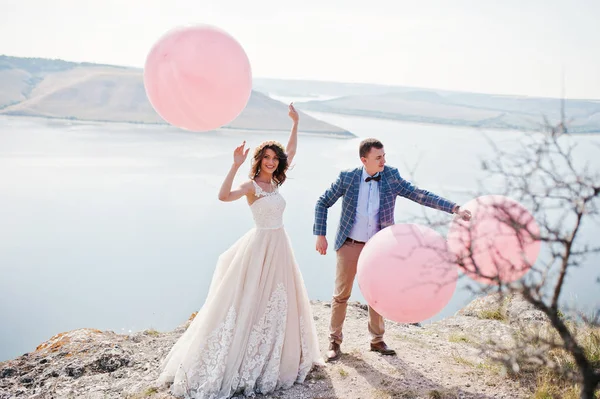 Vackra bruden och brudgummen har bra tid ståendes på preci — Stockfoto