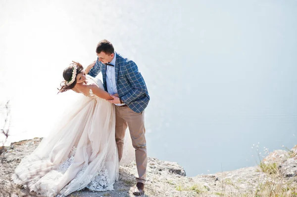 Fantastico matrimonio coppia in piedi sul bordo di precipizio roccioso — Foto Stock