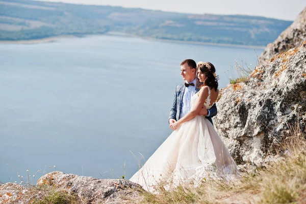 Harika Düğün çifti kayalık uçurum kenarında duran — Stok fotoğraf