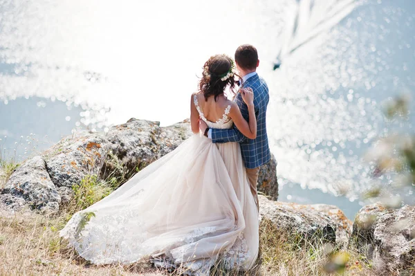 Awesome bruidspaar bewonderen uitzicht op meer en boot zeilen fr — Stockfoto