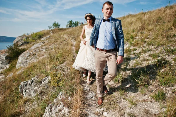 Όμορφη γαμήλια ζευγάρι περπατώντας και απολαμβάνοντας αλλήλων compa — Φωτογραφία Αρχείου