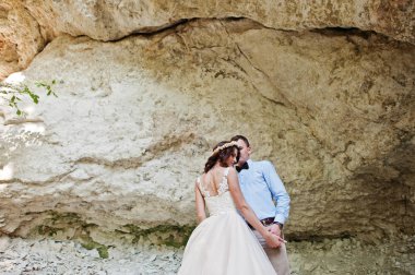 Yakışıklı damat f mağarada yanında poz ile güzel gelin