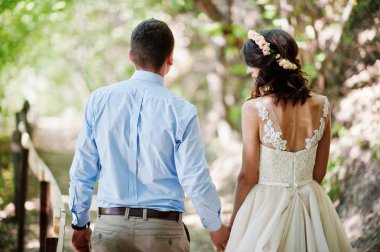 Fantastik görünümlü çift onların biz ormanda geziniyor