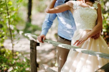 Fantastik görünümlü çift onların biz ormanda geziniyor