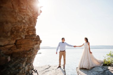 Uçurumdaki büyük roc yanında duran muhteşem Düğün çifti