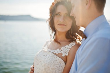 Harika Düğün çifti kayalık uçurum kenarında duran