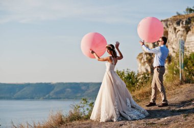 Güzel gelin ve damat büyük zaman ayakta PRECI üzerinde olması