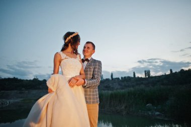 Güzel çift tutuşup düğün ve birbirine bakarak