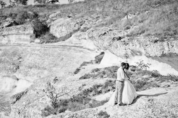 İki güzel düğün yürüyor ve birbirlerinin iştigal zevk — Stok fotoğraf