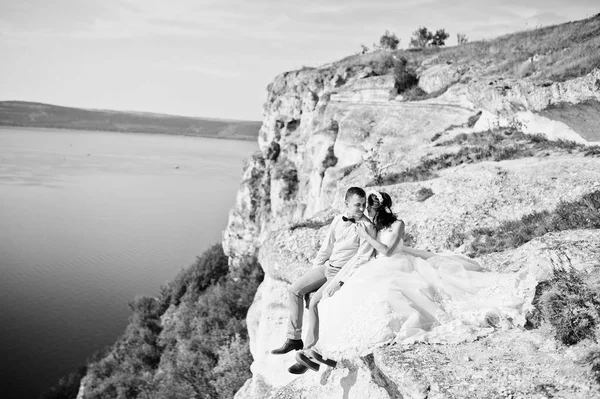 令人惊叹的年轻夫妇坐在 w 悬崖的边缘 — 图库照片