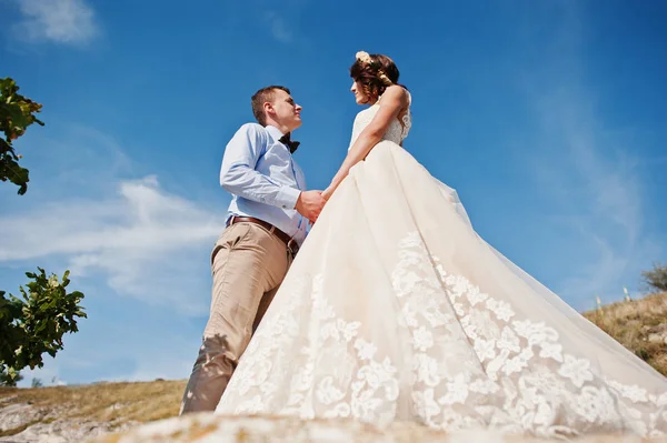 Mooie bruiloft paar wandelen en genieten van elkaars compa — Stockfoto