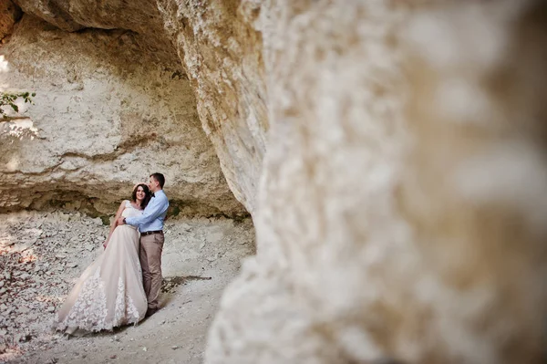 Hermosa novia con novio guapo posando al lado de la cueva en f —  Fotos de Stock